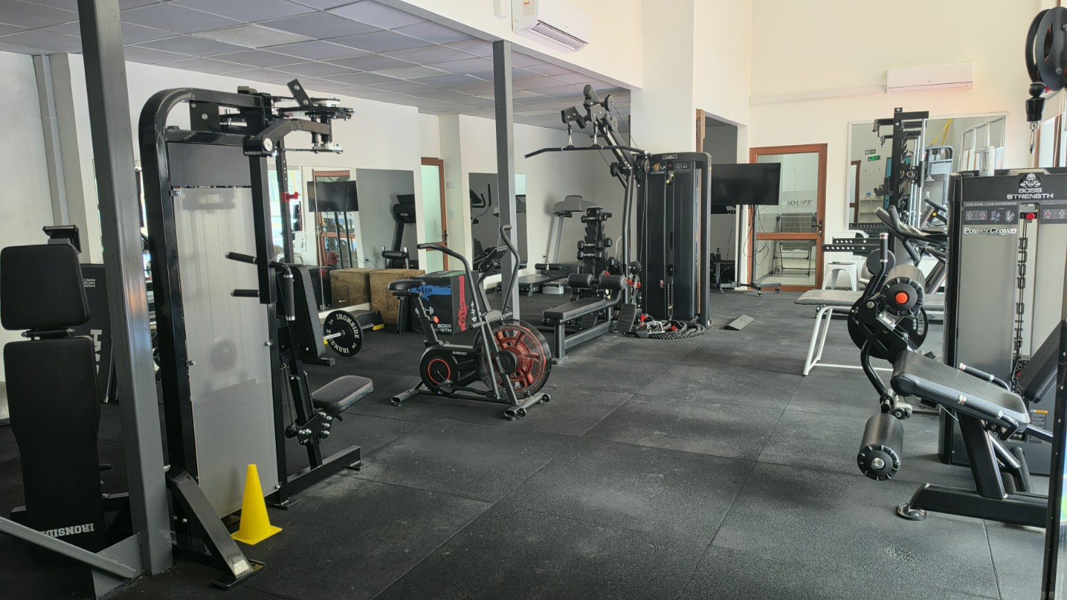 Gimnasio de rehabilitación y equipos de ejercicio terapéutico
